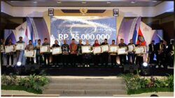 Pj Bupati Nganjuk Serahkan Penghargaan WTP untuk 42 Desa, di Malam Anugerah Tata Kelola Keuangan Desa Tahun 2024